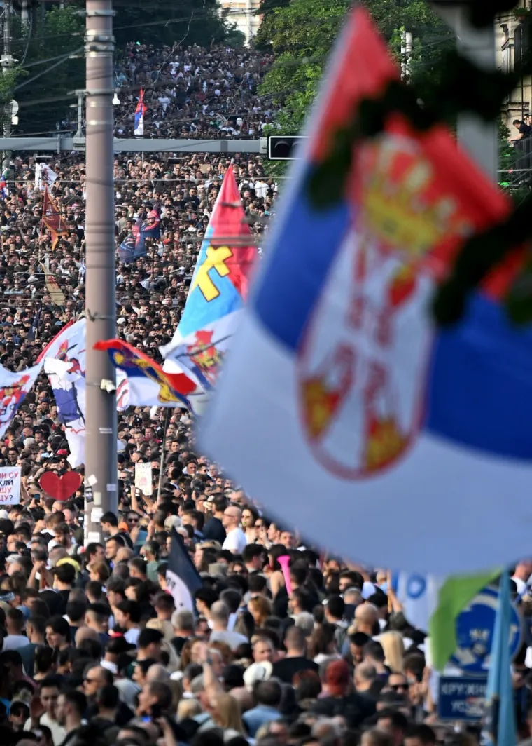Veliki prosvjed trese Srbiju! Pogledajte dramatične scene iz Beograda, rijeke prosvjednika ga blokirale