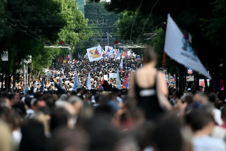 Veliki prosvjed trese Srbiju! Pogledajte dramatične scene iz Beograda, rijeke prosvjednika ga blokirale