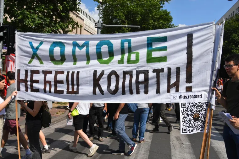 Veliki prosvjed trese Srbiju! Pogledajte dramatične scene iz Beograda, rijeke prosvjednika ga blokirale