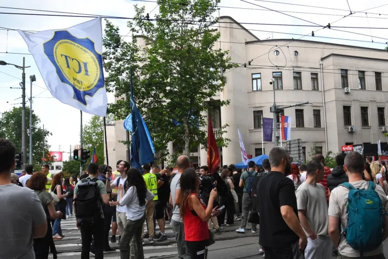 Veliki prosvjed trese Srbiju! Pogledajte dramatične scene iz Beograda, rijeke prosvjednika ga blokirale