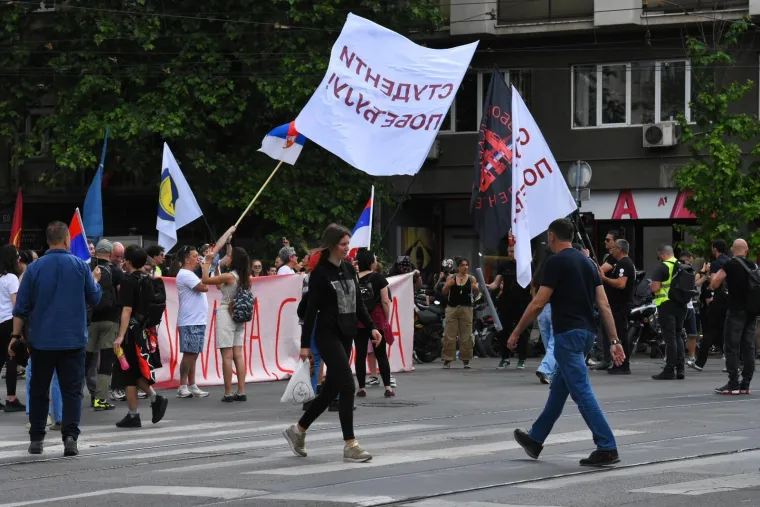 Veliki prosvjed trese Srbiju! Pogledajte dramatične scene iz Beograda, rijeke prosvjednika ga blokirale