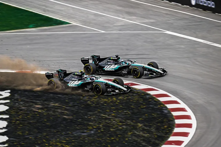 Drama na F1 sprintu! Mercedesovi vozači u ratu, &scaron;ef ekipe izgubio živce nakon incidenta