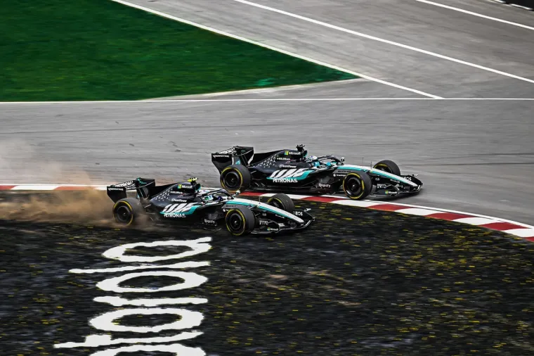 Drama na F1 sprintu! Mercedesovi vozači u ratu, &scaron;ef ekipe izgubio živce nakon incidenta