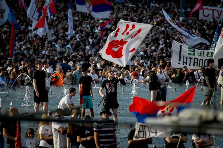 Veliki prosvjed trese Srbiju! Pogledajte dramatične scene iz Beograda, rijeke prosvjednika ga blokirale