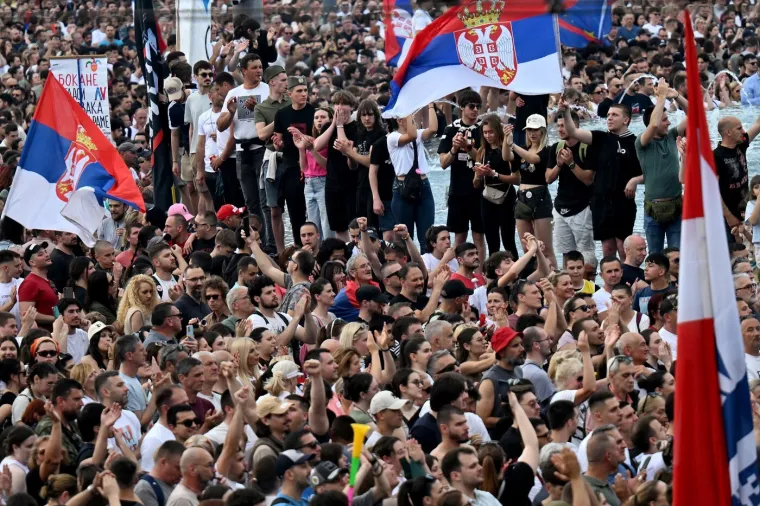 Veliki prosvjed trese Srbiju! Pogledajte dramatične scene iz Beograda, rijeke prosvjednika ga blokirale