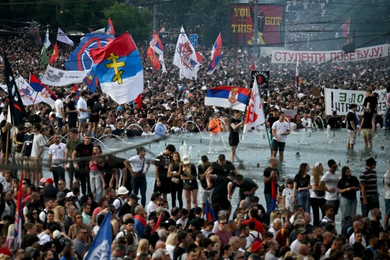 Veliki prosvjed trese Srbiju! Pogledajte dramatične scene iz Beograda, rijeke prosvjednika ga blokirale