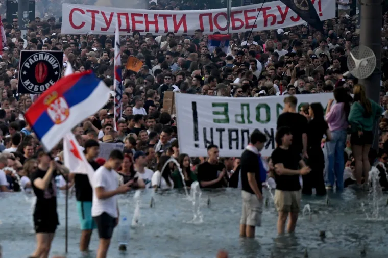 Veliki prosvjed trese Srbiju! Pogledajte dramatične scene iz Beograda, rijeke prosvjednika ga blokirale