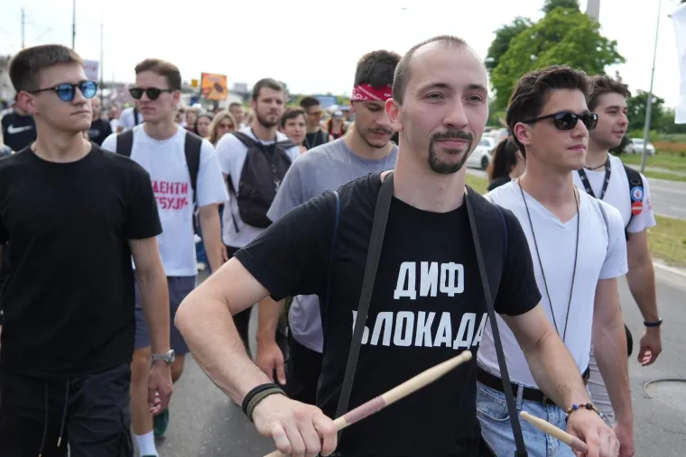 Veliki prosvjed trese Srbiju! Pogledajte dramatične scene iz Beograda, rijeke prosvjednika ga blokirale