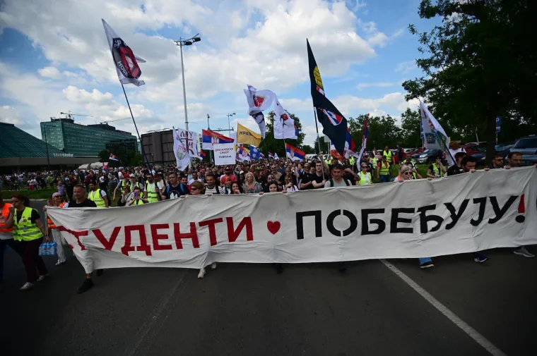 Veliki prosvjed trese Srbiju! Pogledajte dramatične scene iz Beograda, rijeke prosvjednika ga blokirale
