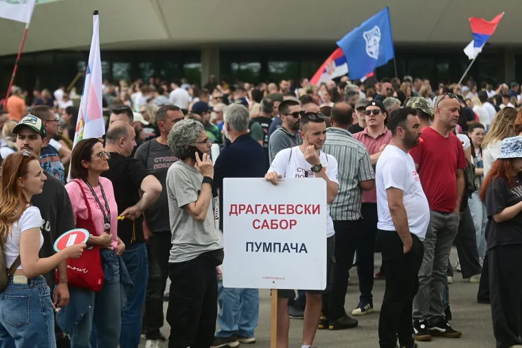 Veliki prosvjed trese Srbiju! Pogledajte dramatične scene iz Beograda, rijeke prosvjednika ga blokirale
