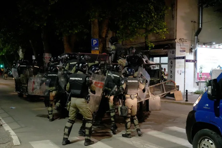 Pa ovo je pravi rat na ulicama! Pogledajte dramatične scene iz Beograda nakon velikog prosvjeda