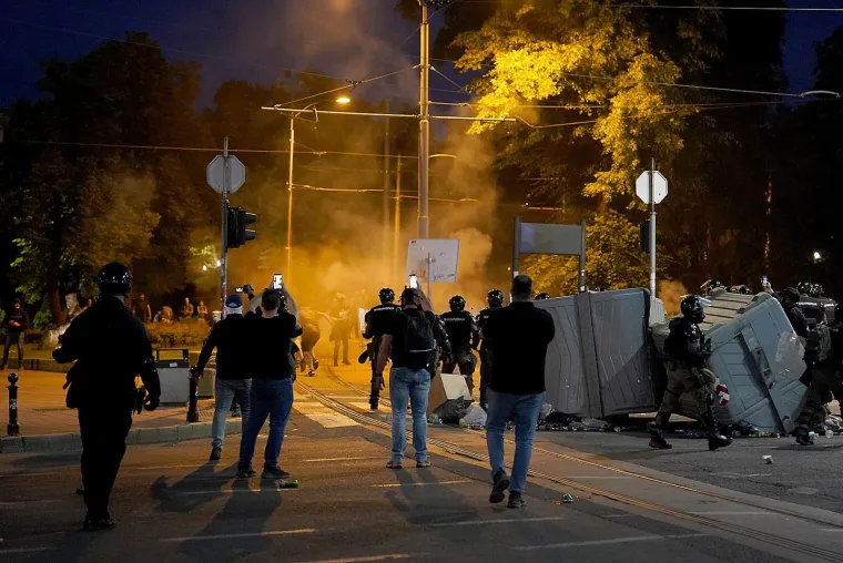 Pa ovo je pravi rat na ulicama! Pogledajte dramatične scene iz Beograda nakon velikog prosvjeda