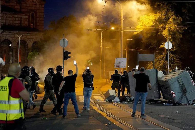 Pa ovo je pravi rat na ulicama! Pogledajte dramatične scene iz Beograda nakon velikog prosvjeda