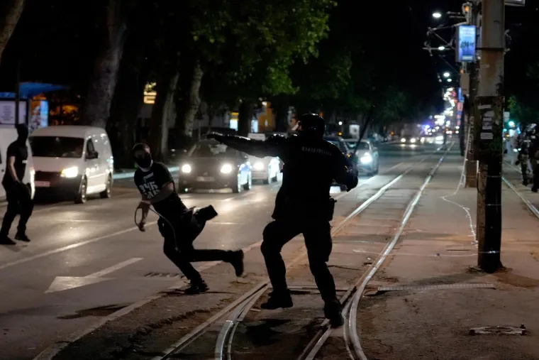 Pa ovo je pravi rat na ulicama! Pogledajte dramatične scene iz Beograda nakon velikog prosvjeda