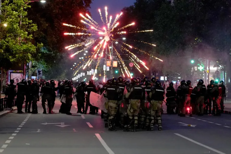 Pa ovo je pravi rat na ulicama! Pogledajte dramatične scene iz Beograda nakon velikog prosvjeda