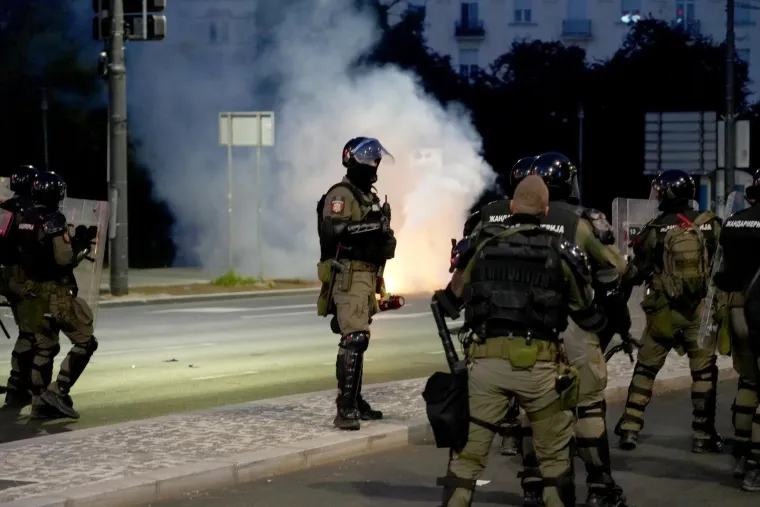 Pa ovo je pravi rat na ulicama! Pogledajte dramatične scene iz Beograda nakon velikog prosvjeda