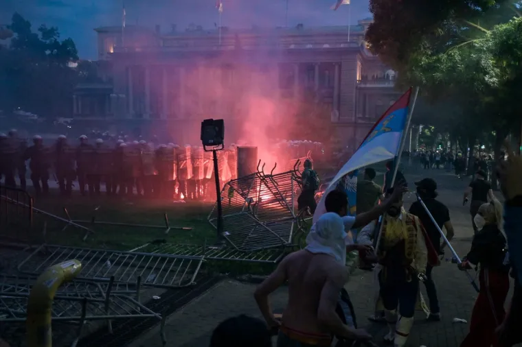 Pa ovo je pravi rat na ulicama! Pogledajte dramatične scene iz Beograda nakon velikog prosvjeda