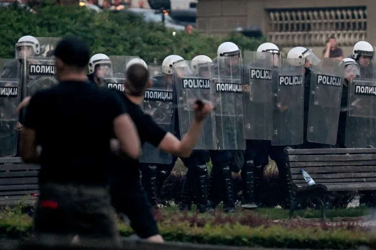 Pa ovo je pravi rat na ulicama! Pogledajte dramatične scene iz Beograda nakon velikog prosvjeda