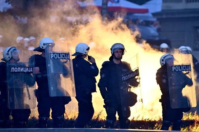 Pa ovo je pravi rat na ulicama! Pogledajte dramatične scene iz Beograda nakon velikog prosvjeda