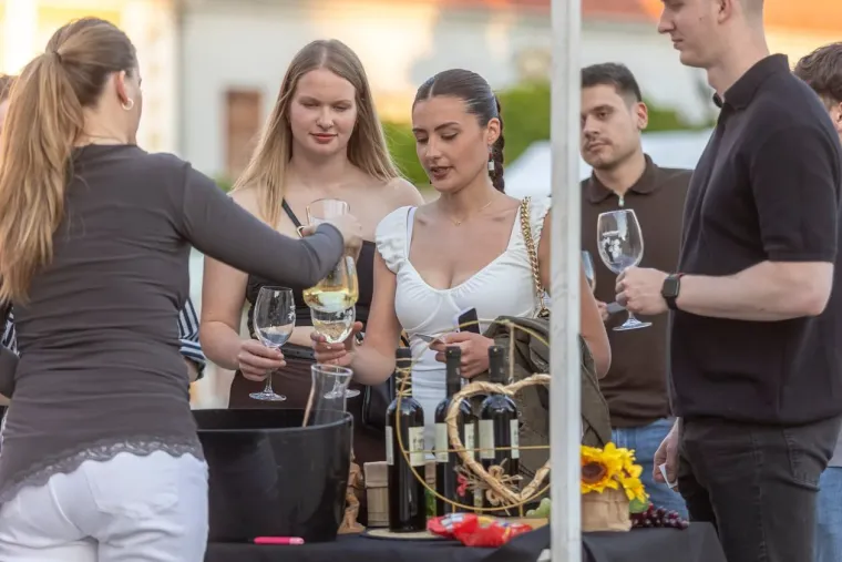 Osječanke znaju kako spojiti stil i dobar provod: Pogledi bježali prema zgodnoj brineti u bijelom