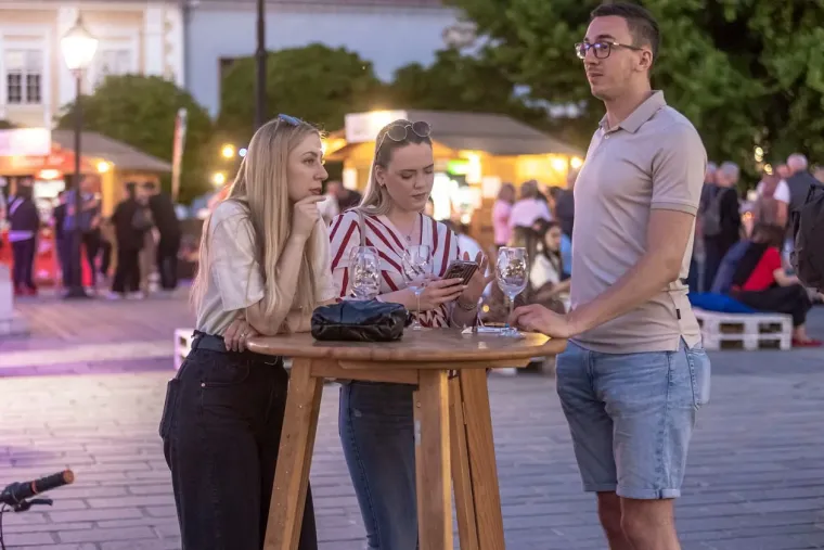 Osječanke znaju kako spojiti stil i dobar provod: Pogledi bježali prema zgodnoj brineti u bijelom