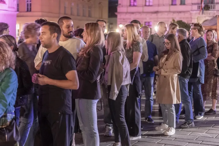 Osječanke znaju kako spojiti stil i dobar provod: Pogledi bježali prema zgodnoj brineti u bijelom