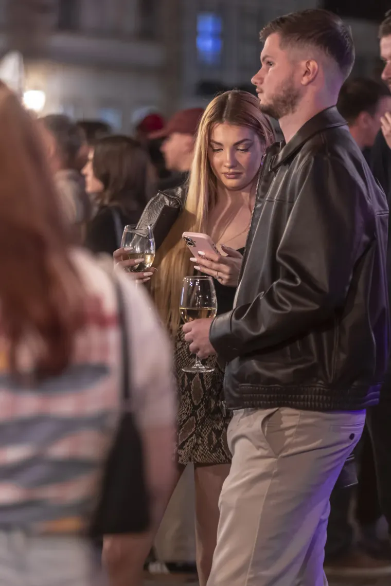 Osječanke znaju kako spojiti stil i dobar provod: Pogledi bježali prema zgodnoj brineti u bijelom