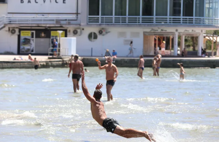 Kao da je srpanj! Od Splita do Zadra svi pohrlili po osvježenje: Pogledajte prizore s hrvatskih plaža