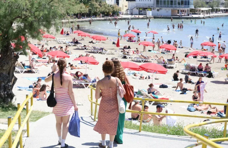 Kao da je srpanj! Od Splita do Zadra svi pohrlili po osvježenje: Pogledajte prizore s hrvatskih plaža