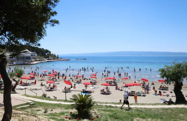 Kao da je srpanj! Od Splita do Zadra svi pohrlili po osvježenje: Pogledajte prizore s hrvatskih plaža