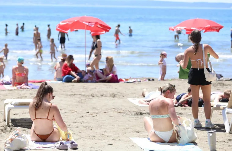 Kao da je srpanj! Od Splita do Zadra svi pohrlili po osvježenje: Pogledajte prizore s hrvatskih plaža