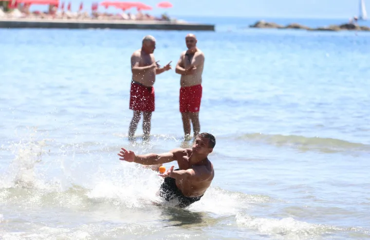 Kao da je srpanj! Od Splita do Zadra svi pohrlili po osvježenje: Pogledajte prizore s hrvatskih plaža