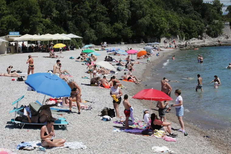 Kao da je srpanj! Od Splita do Zadra svi pohrlili po osvježenje: Pogledajte prizore s hrvatskih plaža