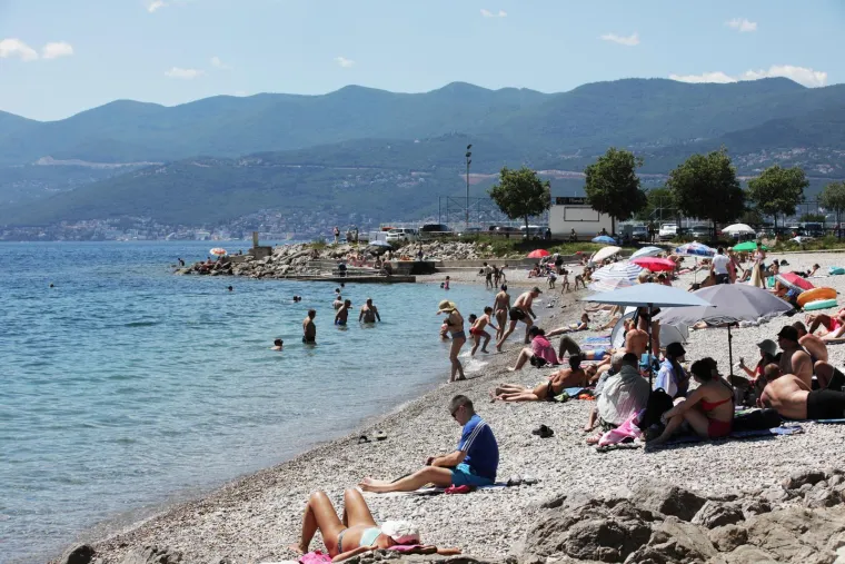 Kao da je srpanj! Od Splita do Zadra svi pohrlili po osvježenje: Pogledajte prizore s hrvatskih plaža