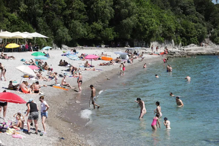 Kao da je srpanj! Od Splita do Zadra svi pohrlili po osvježenje: Pogledajte prizore s hrvatskih plaža
