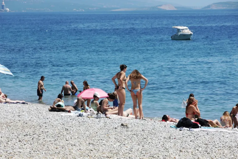 Kao da je srpanj! Od Splita do Zadra svi pohrlili po osvježenje: Pogledajte prizore s hrvatskih plaža