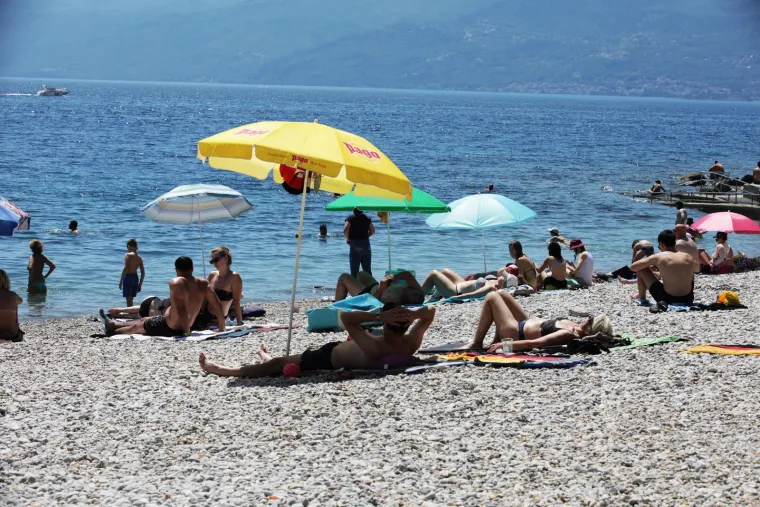 Kao da je srpanj! Od Splita do Zadra svi pohrlili po osvježenje: Pogledajte prizore s hrvatskih plaža