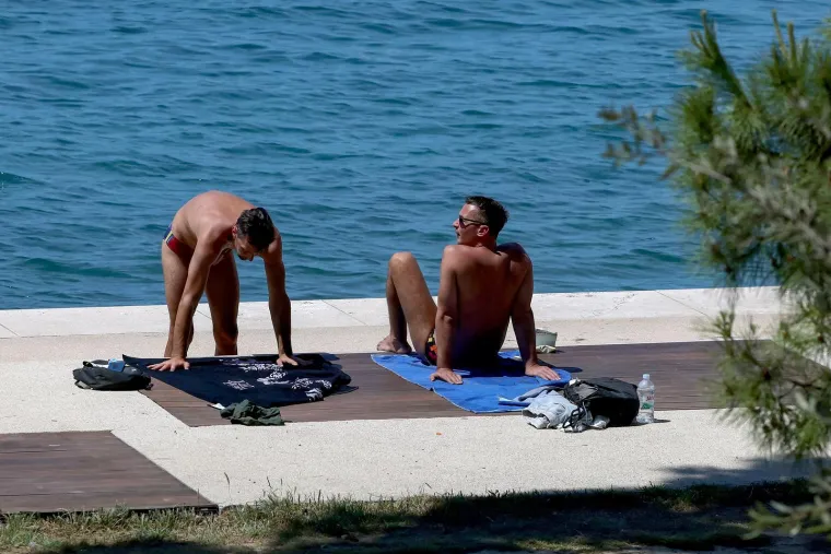 Kao da je srpanj! Od Splita do Zadra svi pohrlili po osvježenje: Pogledajte prizore s hrvatskih plaža