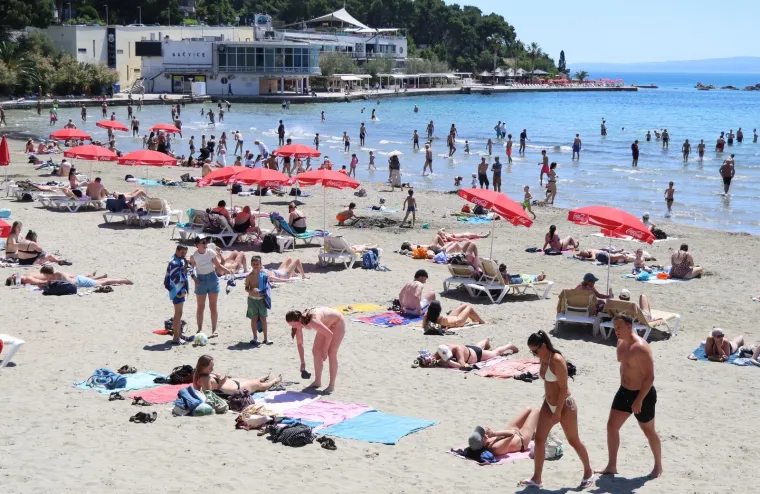 Kao da je srpanj! Od Splita do Zadra svi pohrlili po osvježenje: Pogledajte prizore s hrvatskih plaža