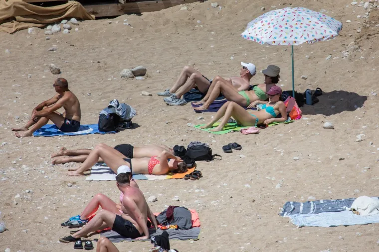 Kao da je srpanj! Od Splita do Zadra svi pohrlili po osvježenje: Pogledajte prizore s hrvatskih plaža