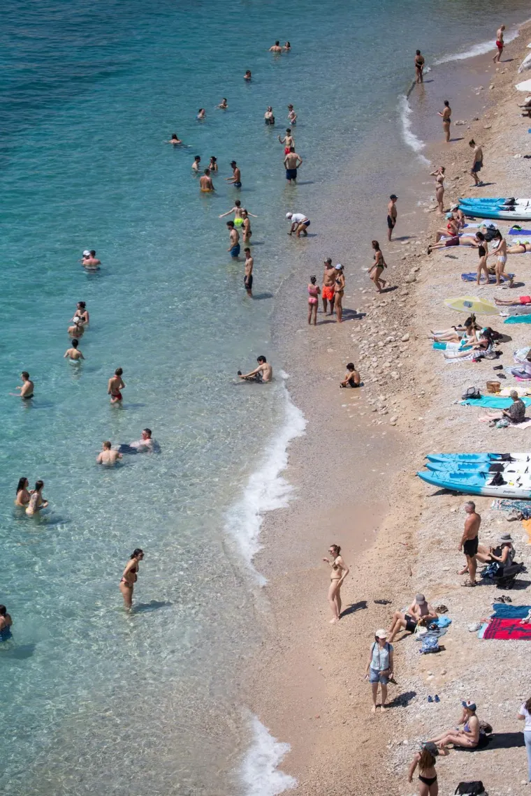 Kao da je srpanj! Od Splita do Zadra svi pohrlili po osvježenje: Pogledajte prizore s hrvatskih plaža