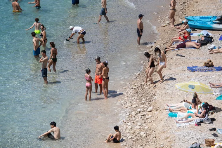 Kao da je srpanj! Od Splita do Zadra svi pohrlili po osvježenje: Pogledajte prizore s hrvatskih plaža