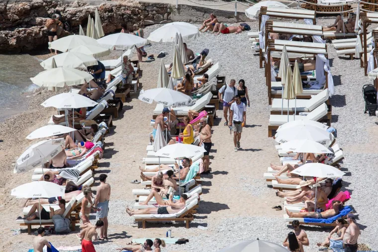 Kao da je srpanj! Od Splita do Zadra svi pohrlili po osvježenje: Pogledajte prizore s hrvatskih plaža