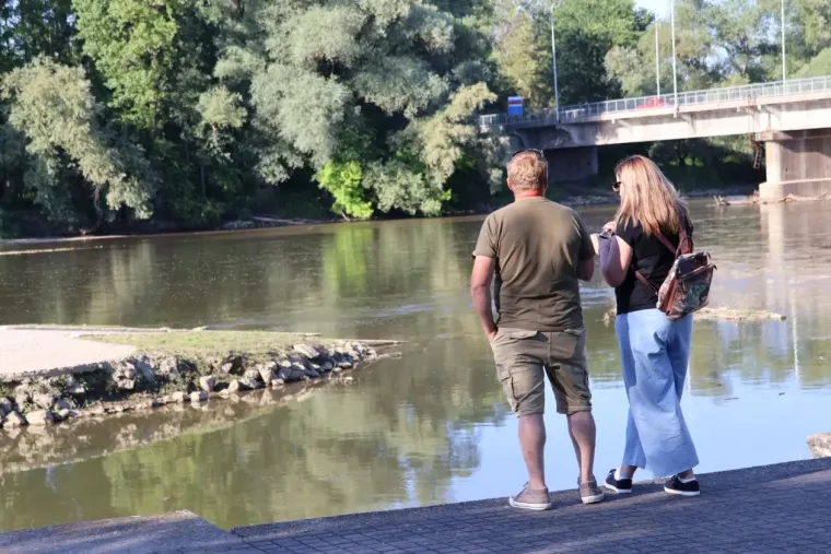 Sunčan dan izmamio &scaron;etače van, a posebnu pažnju plijenila je zgodna brineta u cvjetnoj haljini