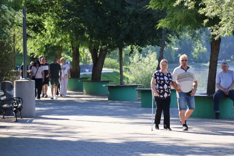 Sunčan dan izmamio &scaron;etače van, a posebnu pažnju plijenila je zgodna brineta u cvjetnoj haljini