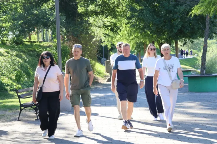 Sunčan dan izmamio &scaron;etače van, a posebnu pažnju plijenila je zgodna brineta u cvjetnoj haljini