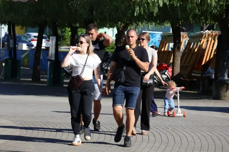 Sunčan dan izmamio &scaron;etače van, a posebnu pažnju plijenila je zgodna brineta u cvjetnoj haljini