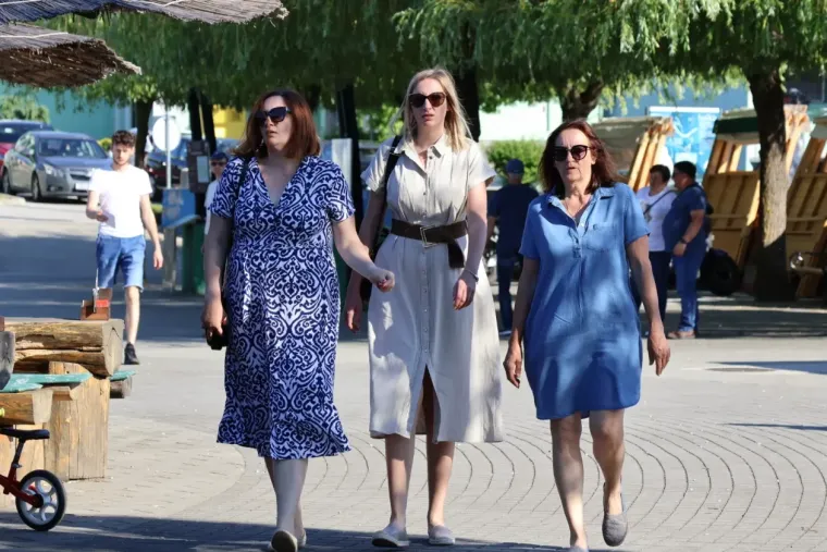 Sunčan dan izmamio &scaron;etače van, a posebnu pažnju plijenila je zgodna brineta u cvjetnoj haljini