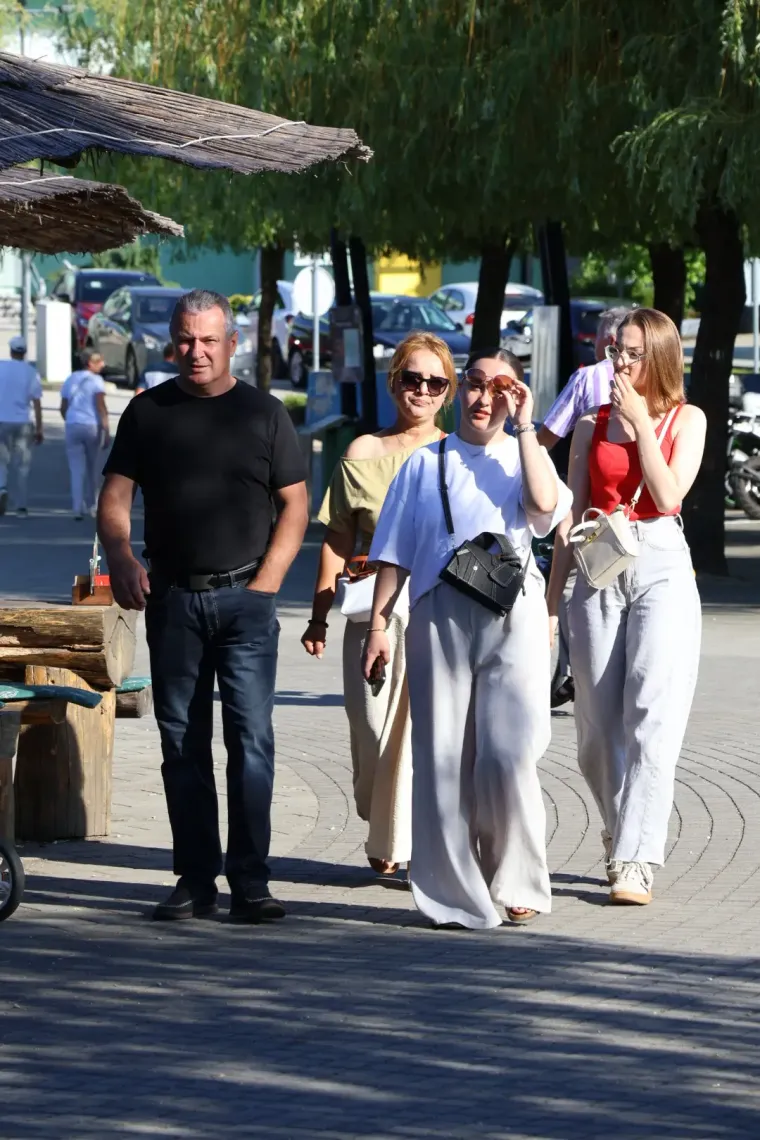 Sunčan dan izmamio &scaron;etače van, a posebnu pažnju plijenila je zgodna brineta u cvjetnoj haljini