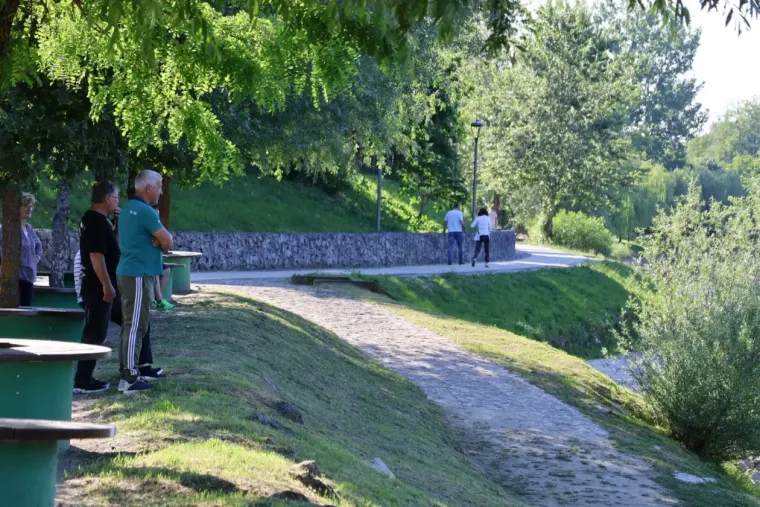 Sunčan dan izmamio &scaron;etače van, a posebnu pažnju plijenila je zgodna brineta u cvjetnoj haljini